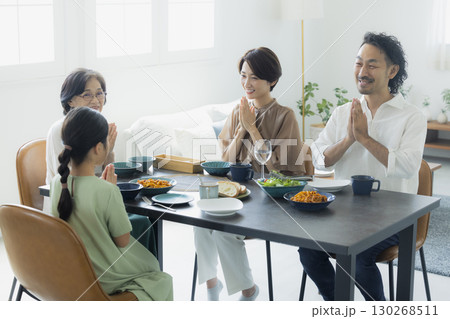 家族の楽し気な食事イメージ 家族の楽し気な食事イメージ 130268511