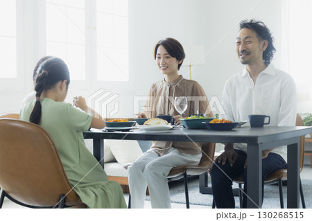 家族の楽し気な食事イメージ　　 130268515