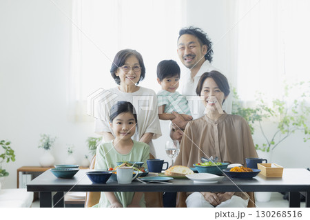 家族の楽し気な食事イメージ　　 130268516