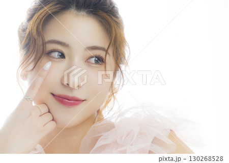 ピンクのチュールドレスの女性 ピンクのチュールドレスの女性 130268528