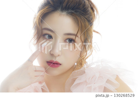 ピンクのチュールドレスの女性 130268529