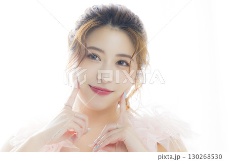 ピンクのチュールドレスの女性 130268530