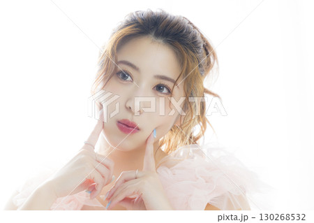 ピンクのチュールドレスの女性 130268532