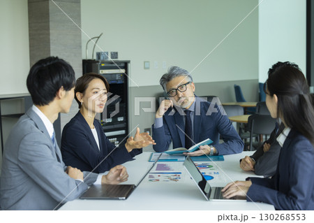 ミーティングするビジネスマン　 130268553