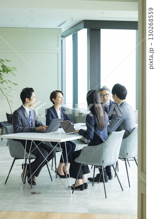 ミーティングするビジネスマン　 130268559