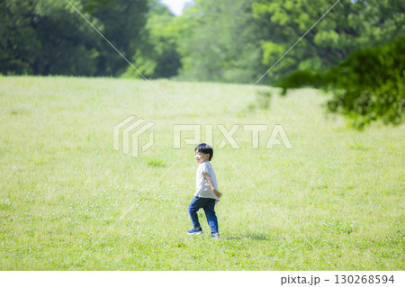 公園で遊ぶ男の子 130268594
