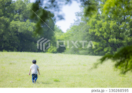 公園で遊ぶ男の子 130268595