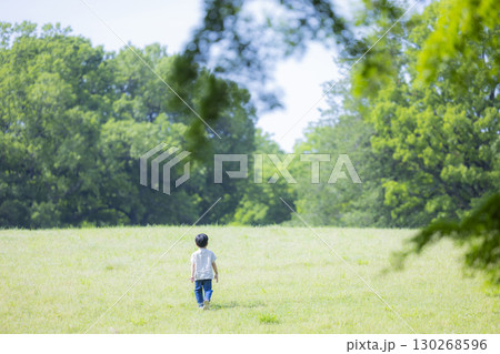 公園で遊ぶ男の子 130268596