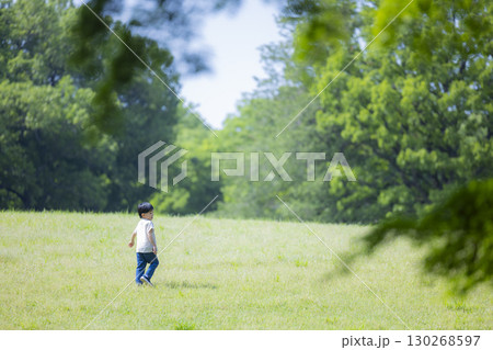 公園で遊ぶ男の子 130268597