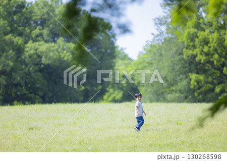 公園で遊ぶ男の子 130268598