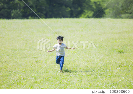 公園で遊ぶ男の子 130268600