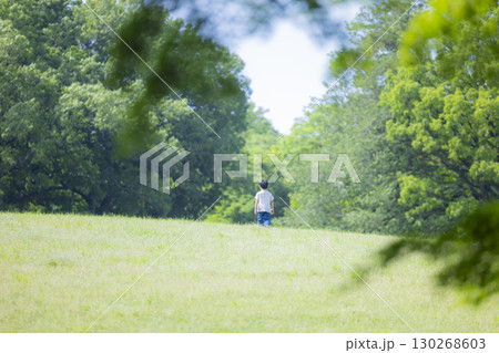 公園で遊ぶ男の子 130268603