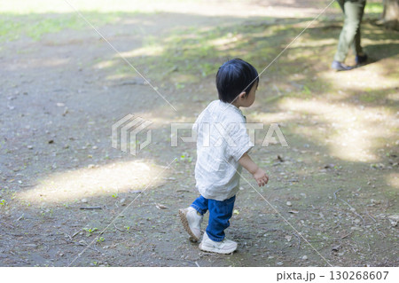 公園で遊ぶ男の子 公園で遊ぶ男の子 130268607