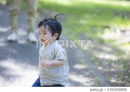 公園で遊ぶ男の子 130268608