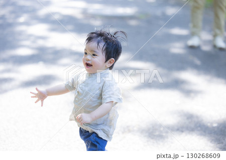 公園で遊ぶ男の子 130268609
