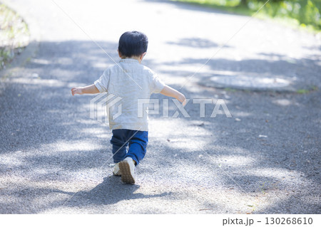公園で遊ぶ男の子 公園で遊ぶ男の子 130268610