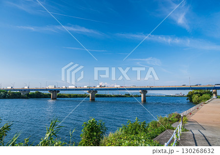 夏の淀川風景　大阪府寝屋川市 130268632