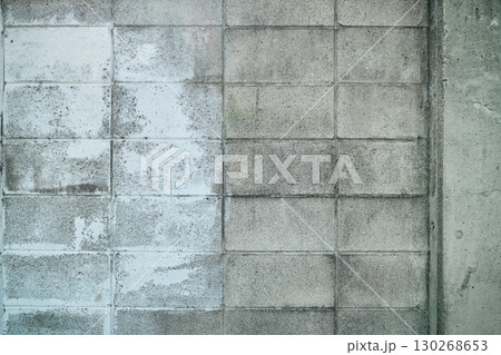 白いペンキが塗られたブロックの背景用素材	 130268653