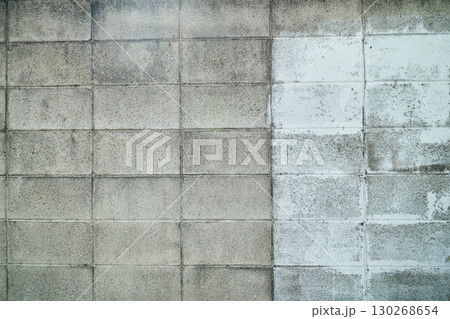 白いペンキが塗られたブロックの背景用素材	 130268654