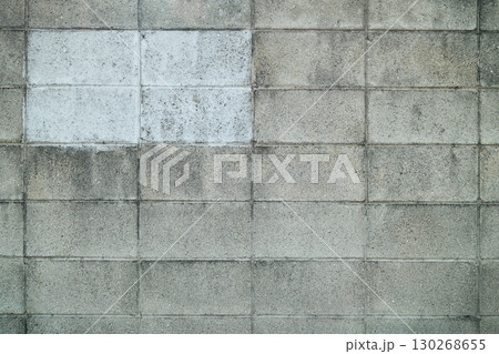 白いペンキが塗られたブロックの背景用素材	 130268655