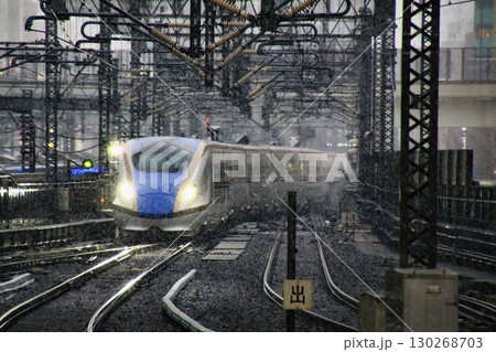 『大雪警報』発令中の東京駅… 降雪の中を行く【E7系 新幹線】 130268703