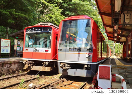 新旧並ぶ箱根登山電車 130269902