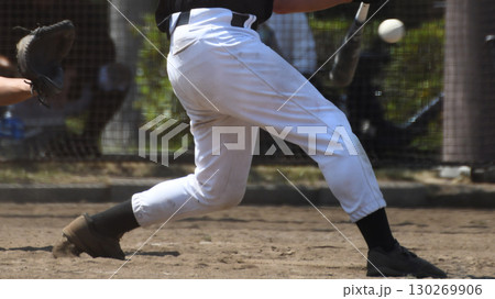 スイングするバッター 130269906