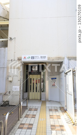JR横浜線、東急電鉄の菊名駅、東口のエレベーター出入口 130270109