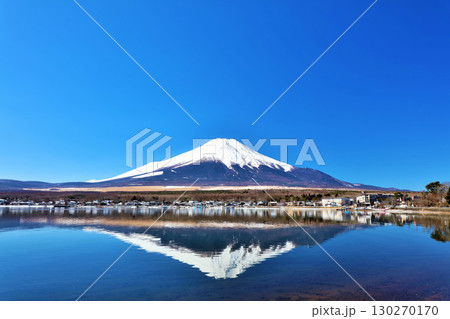 山梨県　青空の山中湖と富士山 130270170