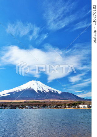 山梨県 青空の山中湖と富士山 山梨県 青空の山中湖と富士山 130270182