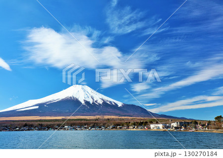 山梨県　青空の山中湖と富士山 130270184