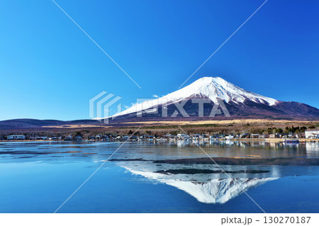 山梨県 青空の山中湖と富士山 山梨県 青空の山中湖と富士山 130270187