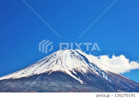 静岡県　朝霧高原からの青空と富士山 130270191
