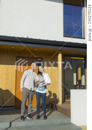 家の前に立つ家族 家の前に立つ家族 130270224