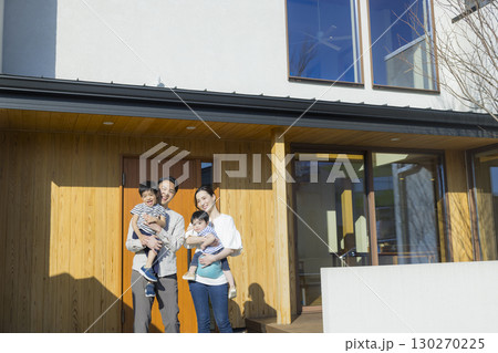 家の前に立つ家族 家の前に立つ家族 130270225