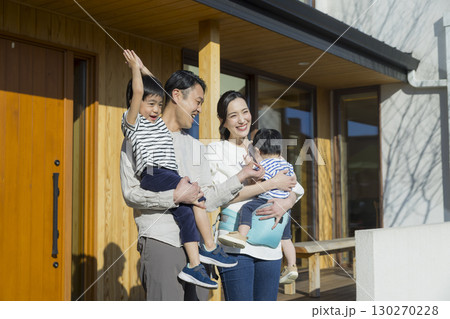 家の前に立つ家族 家の前に立つ家族 130270228