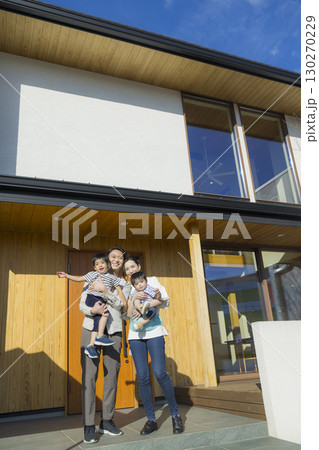 家の前に立つ家族 家の前に立つ家族 130270229