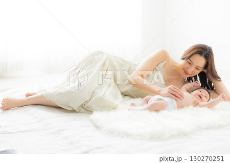 赤ちゃんとお母さん 赤ちゃんとお母さん 130270251