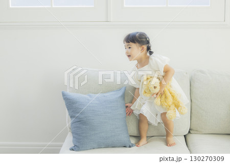 リビングで遊ぶ子供 リビングで遊ぶ子供 130270309