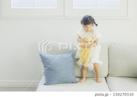 リビングで遊ぶ子供 130270310