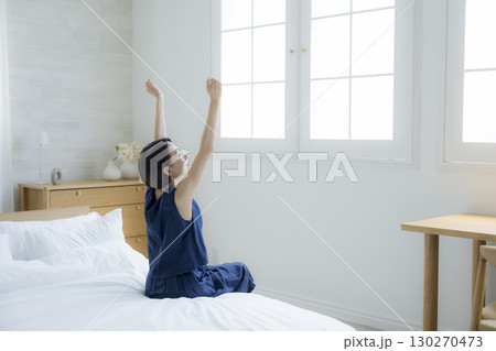 ベッドに座る女性 130270473