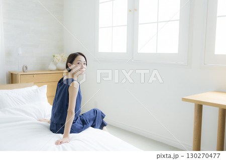 ベッドに座る女性 130270477