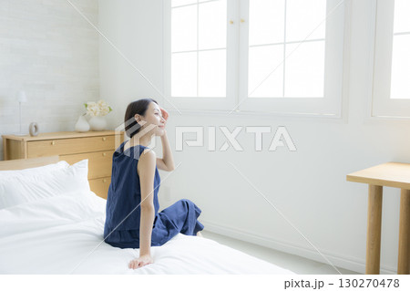 ベッドに座る女性 130270478