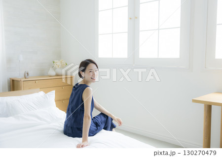 ベッドに座る女性 130270479