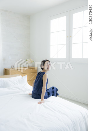 ベッドに座る女性 130270480