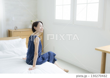 ベッドに座る女性 130270482