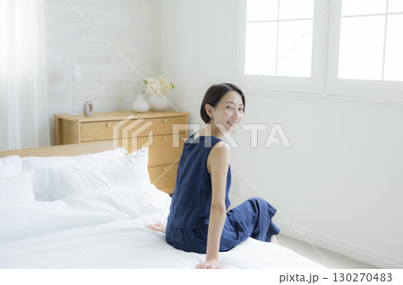 ベッドに座る女性 130270483