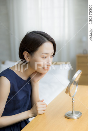 スキンケアするミドル女性 スキンケアするミドル女性 130270500