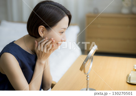 スキンケアするミドル女性 130270501