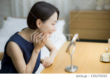 スキンケアするミドル女性 スキンケアするミドル女性 130270502